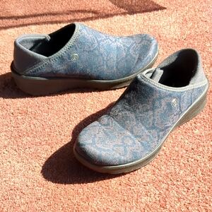 Bzees Getaway Shoes In Blue/Grey Snakeskin Pattern Size 6.5